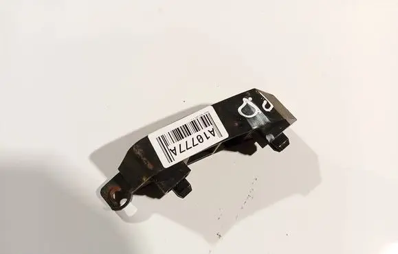 Front bumper mounting bracket