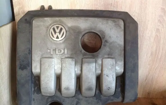 Volkswagen Golf V Engine cover (trim)