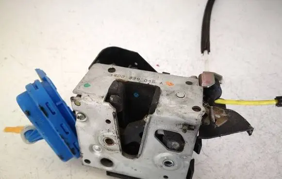 Audi A4 S4 B5 8D Rear door lock 8D0839015A