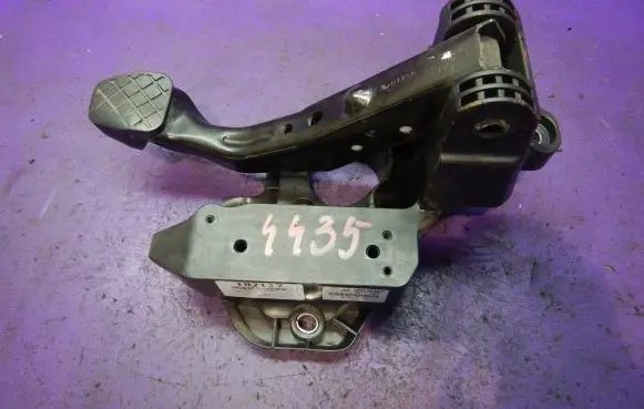 Skoda Fabia Mk2 (5J) Brake pedal 6R1721058