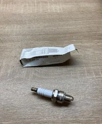 Volvo 140 Spark plug 95605398