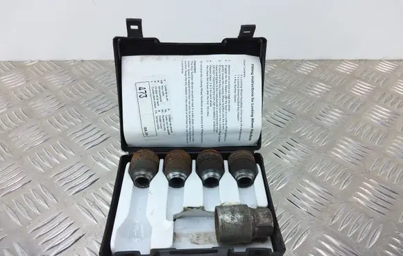 KIA Sorento Anti-theft wheel nuts and lock 00302F127K