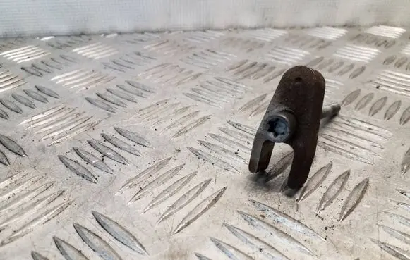 Jeep Grand Cherokee (WK) Fuel Injector clamp holder