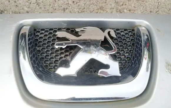 Manufacturer badge logo/emblem