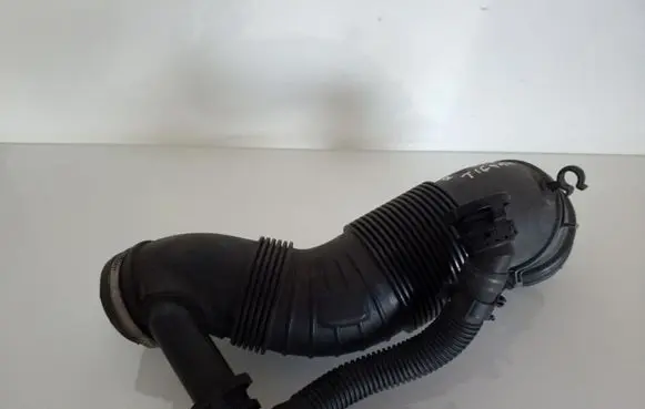 Volkswagen Tiguan Turbo air intake inlet pipe/hose 5N0129856 03L103493AE