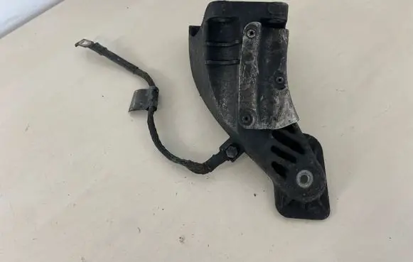 BMW 5 E60 E61 Engine mounting bracket 6777056 2211677705601 13807410