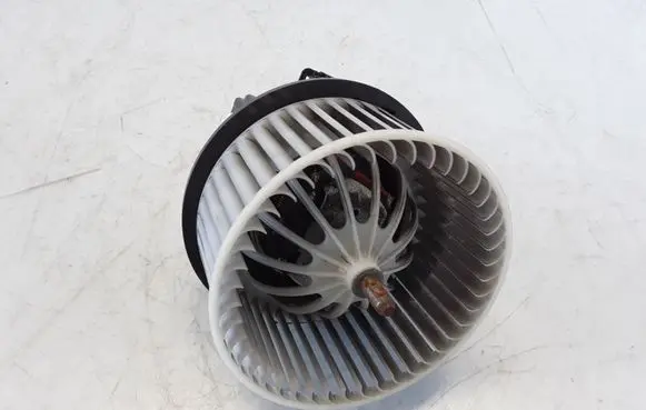 Volvo XC60 Radiator cooling fan shroud