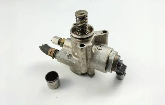 Audi A3 S3 8P Fuel injection high pressure pump 03C127025R