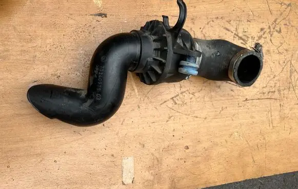 BMW 1 E82 E88 Engine coolant pipe/hose 7575658 13717575658