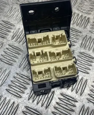 Toyota Avensis T250 Fuse module 8273405030