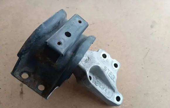 Peugeot 3008 I Engine mount bracket 9672479980 9681855180