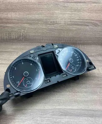 Volkswagen PASSAT B7 Speedometer (instrument cluster) 3AA920970E