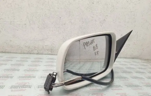 Volkswagen PASSAT B5 Front door electric wing mirror E1020479