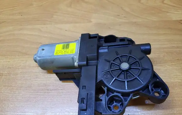 Volvo XC70 Front door window regulator motor WR12290