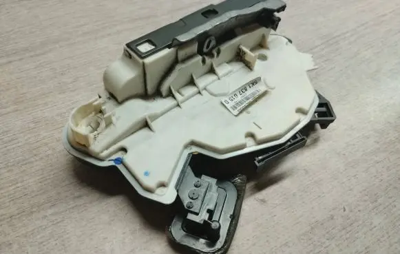 Volkswagen Beetle A5 Front door lock 5K1837015D SA8647
