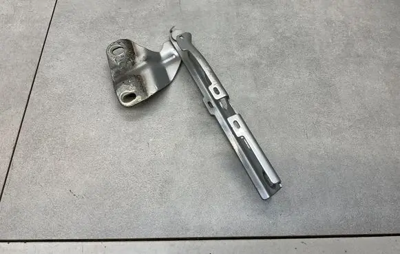 Audi Q3 8U Engine bonnet/hood hinges 8U0823301