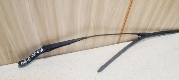 Mercedes-Benz A W169 Front wiper blade arm A1698200140