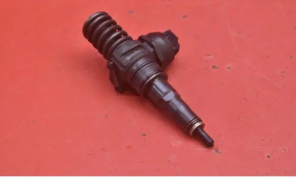 Volkswagen Golf IV Fuel injector 038130073AG