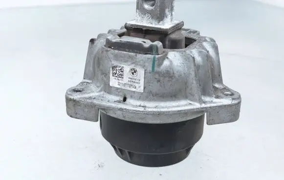 BMW 5 GT F07 Engine mount bracket 6777371 22116777371