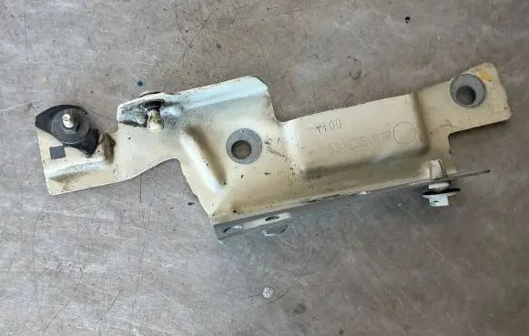 Renault Captur Fender mounting bracket 631235481R