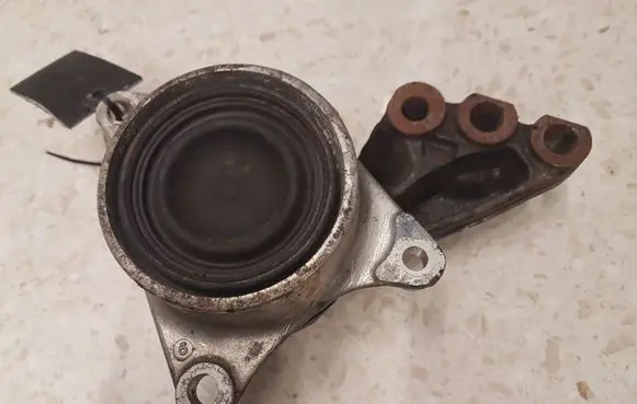 Honda CR-V Engine mount bracket