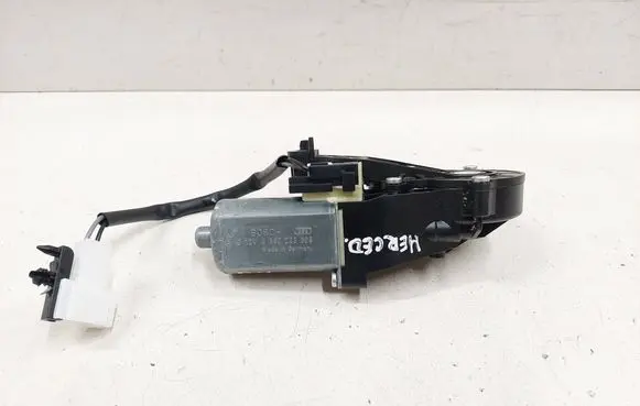Mercedes-Benz C W204 Seat adjustment motor 825843694 0390203369