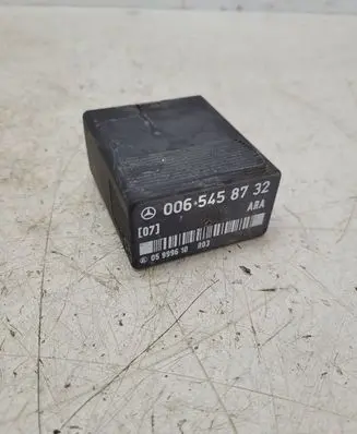 Mercedes-Benz E W124 Fuel pump relay 0065458732