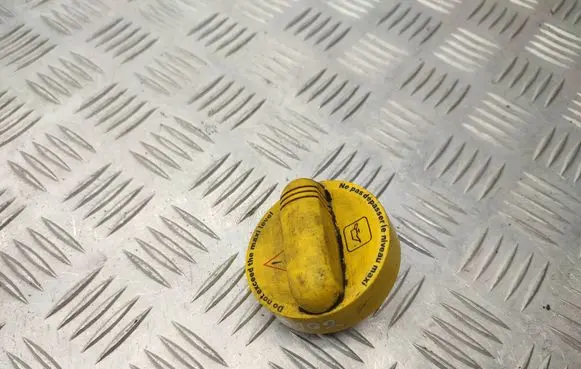 Opel Vivaro Oil filler cap 