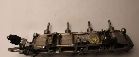 Volkswagen Golf V Fuel main line pipe