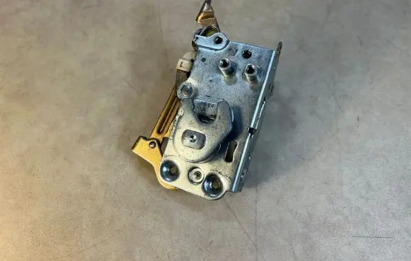 BMW 7 E23 Front door lock 51211885915