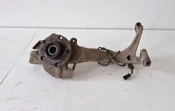 Audi A4 S4 B5 8D Front wheel hub