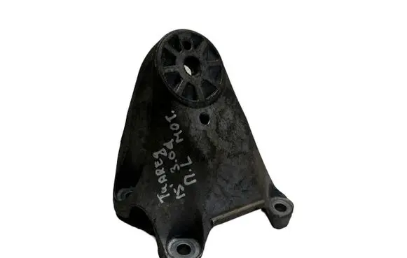 Volkswagen Touareg II Engine mounting bracket 7L8199307K