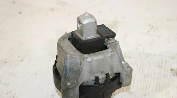 BMW 5 G30 G31 Engine mount bracket 6883513
