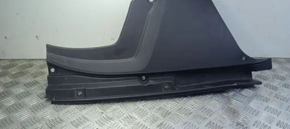 Maserati Levante Wiper trim 670042320