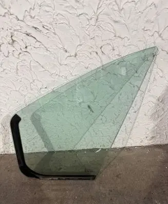 Opel Vivaro Front vent window/glass (coupe) 