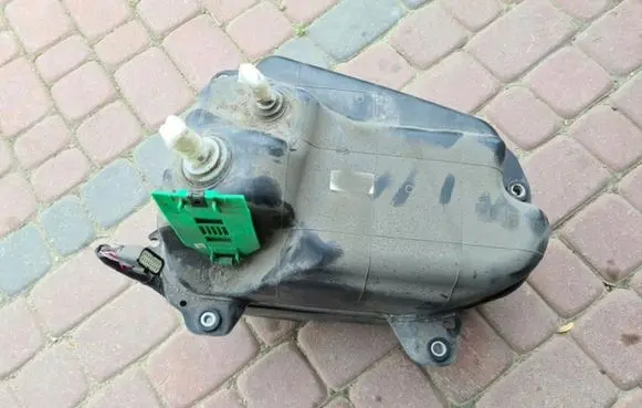 Opel Insignia B AdBlue liquid reservoir 84243717