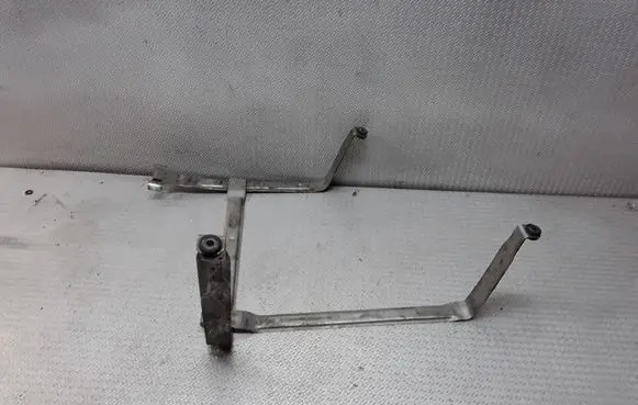 Fuel tank mounting bracket