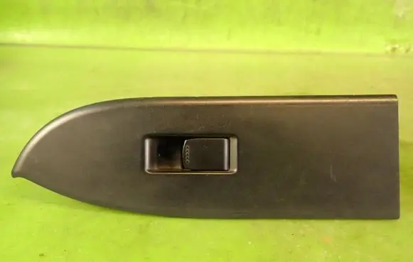 Suzuki Grand Vitara II Electric window control switch 62J00-1837T