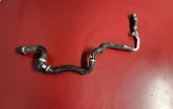 Engine coolant pipe/hose