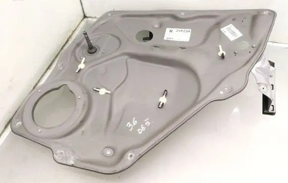 Rear door manual window regulator