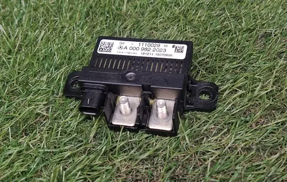 Mercedes-Benz C W204 Charging relay A0009822023