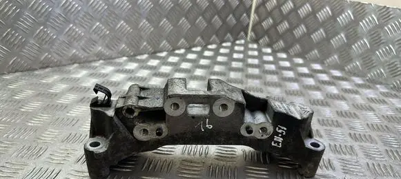 Engine mounting bracket