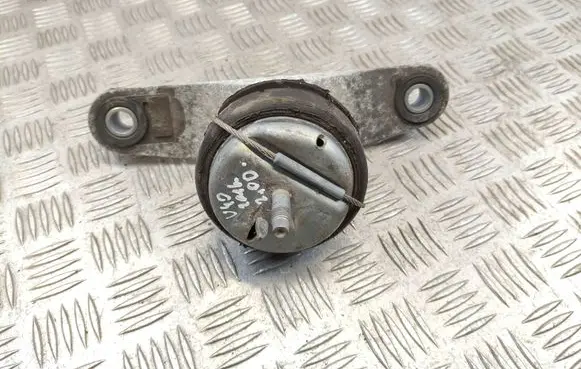Volvo V40 Engine mount bracket