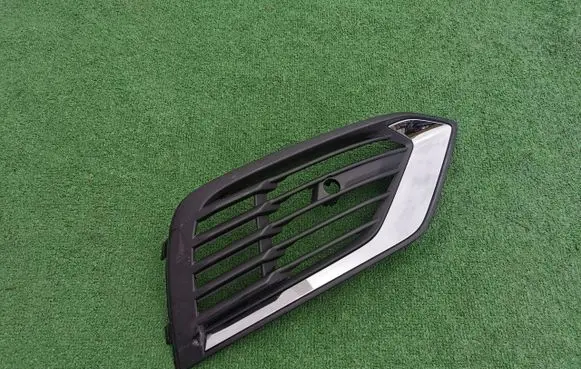 Volvo S60 Front bumper lower grill 31688827