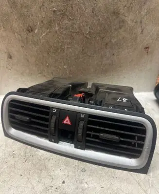Skoda Fabia Mk1 (6Y) Dash center air vent grill 5J0820951 280670 P01160056