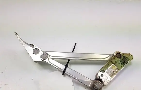 Tailgate/trunk/boot hinge