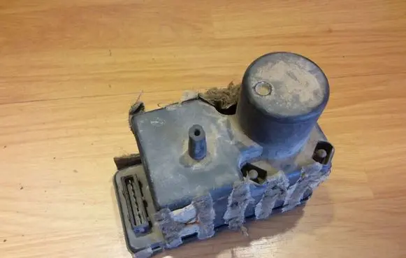 Audi 80 90 S2 B4 Central locking vacuum pump 443862257D