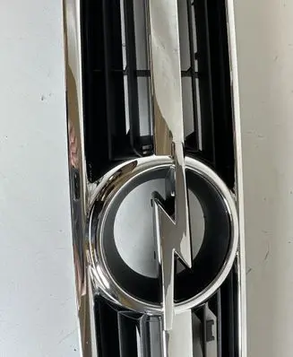Opel Zafira A Front bumper upper radiator grill