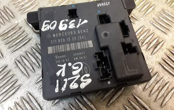 Mercedes-Benz E W211 Door control unit/module 2118201526 A2118201526