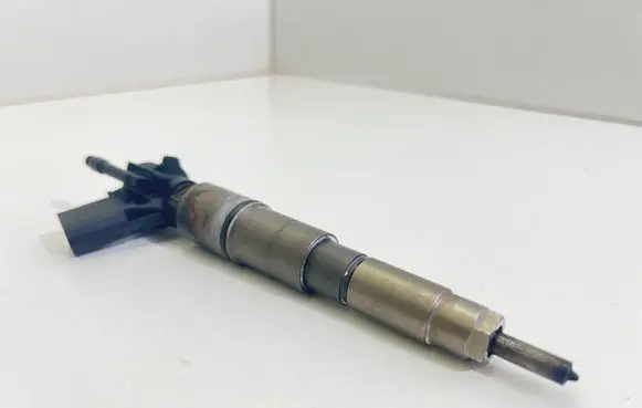 BMW 5 E60 E61 Fuel injector 7796042